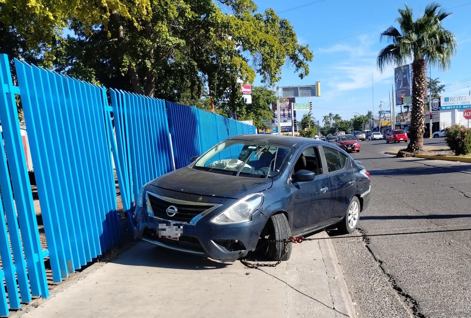 Vehículo impactado contra cerco de una preparatoria