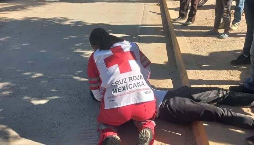 Paramédico de la Cruz Roja atiende a joven lesionado