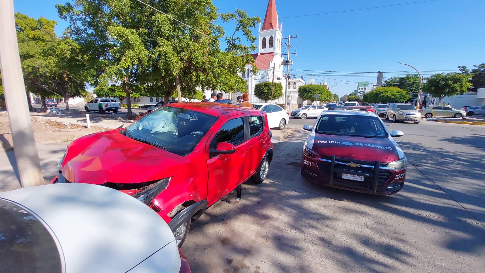 vehículo Fiat de color rojo tras accidente