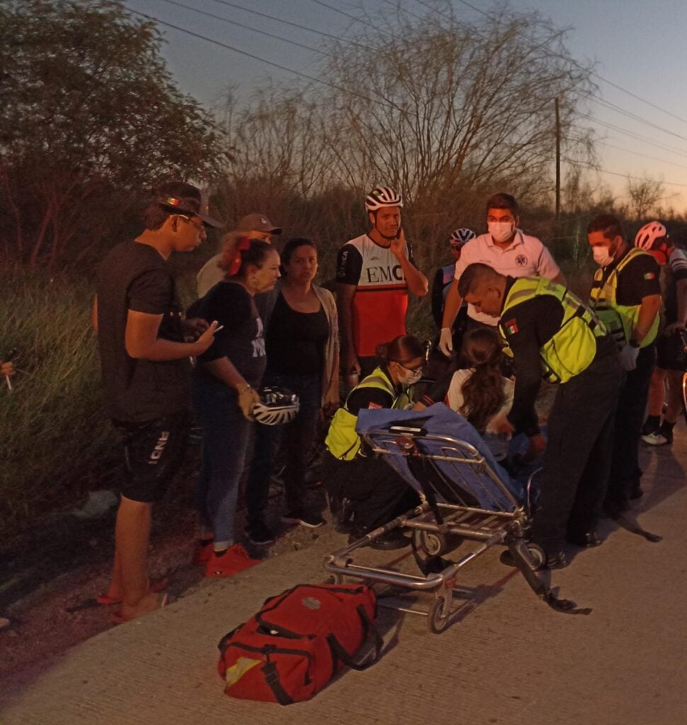 Paramédicos atienden a persona lesionada