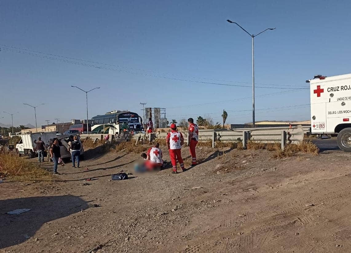 Paramédicos atienden a lesionada en accidente