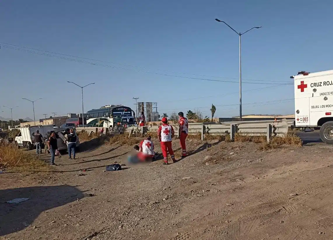 Paramédicos atienden a lesionada en accidente