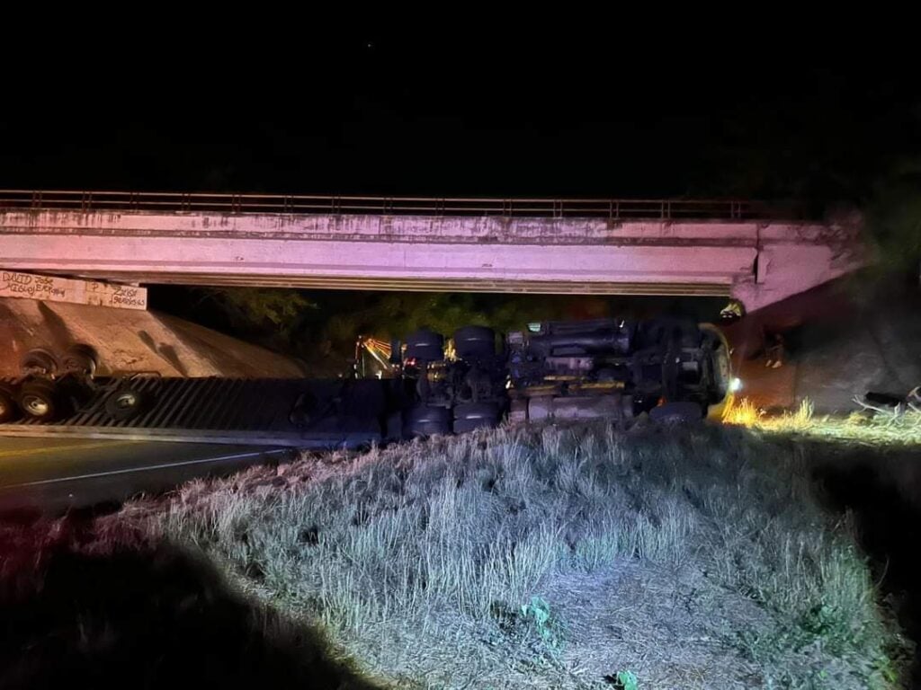 Tráiler volcado en la carretera Villa Unión-Rosario