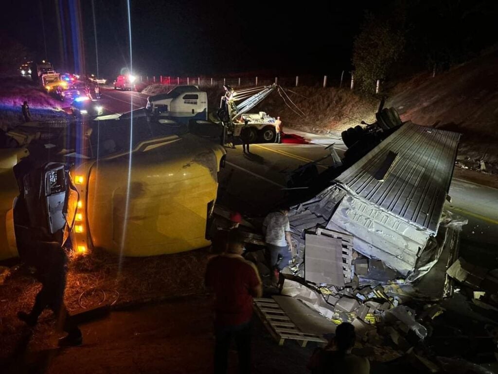 Tráiler volcado en la carretera Villa Unión-Rosario