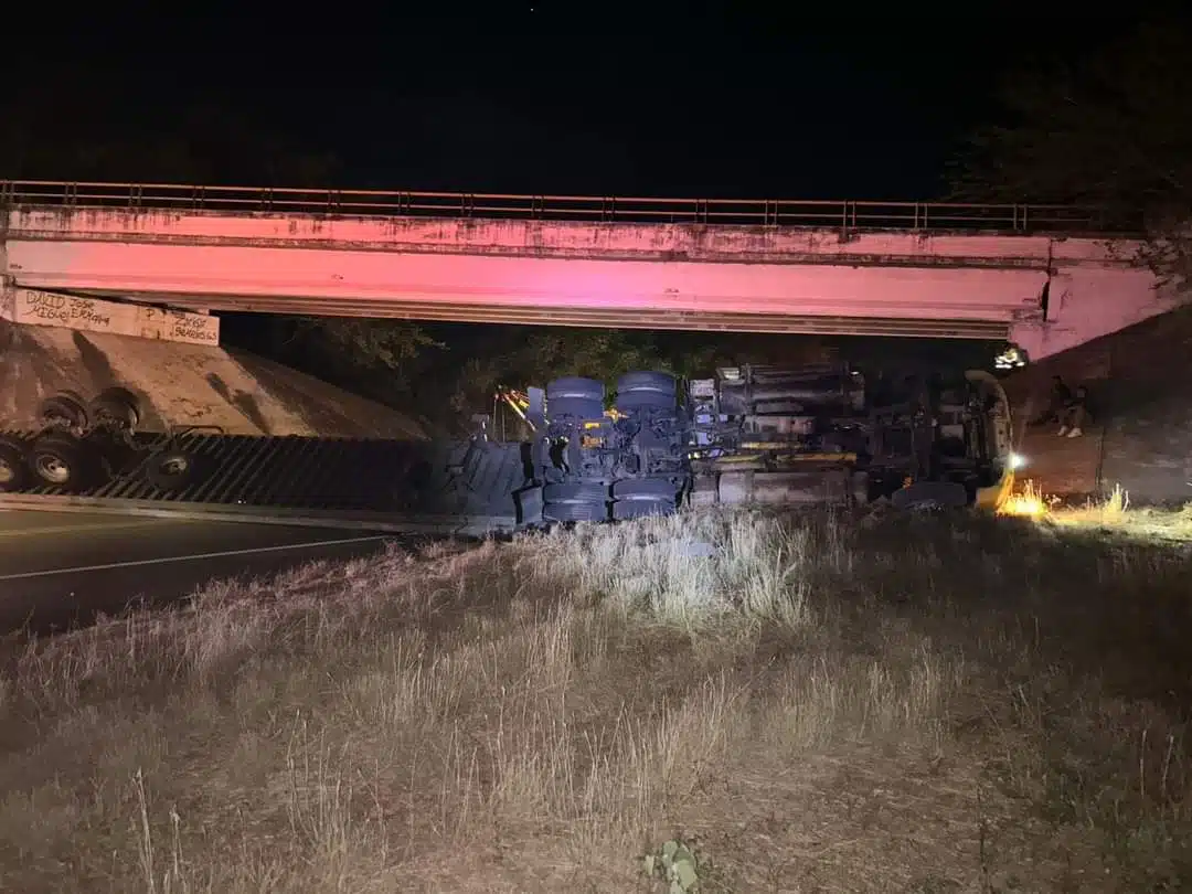 Tráiler volcado en la carretera Villa Unión-Rosario