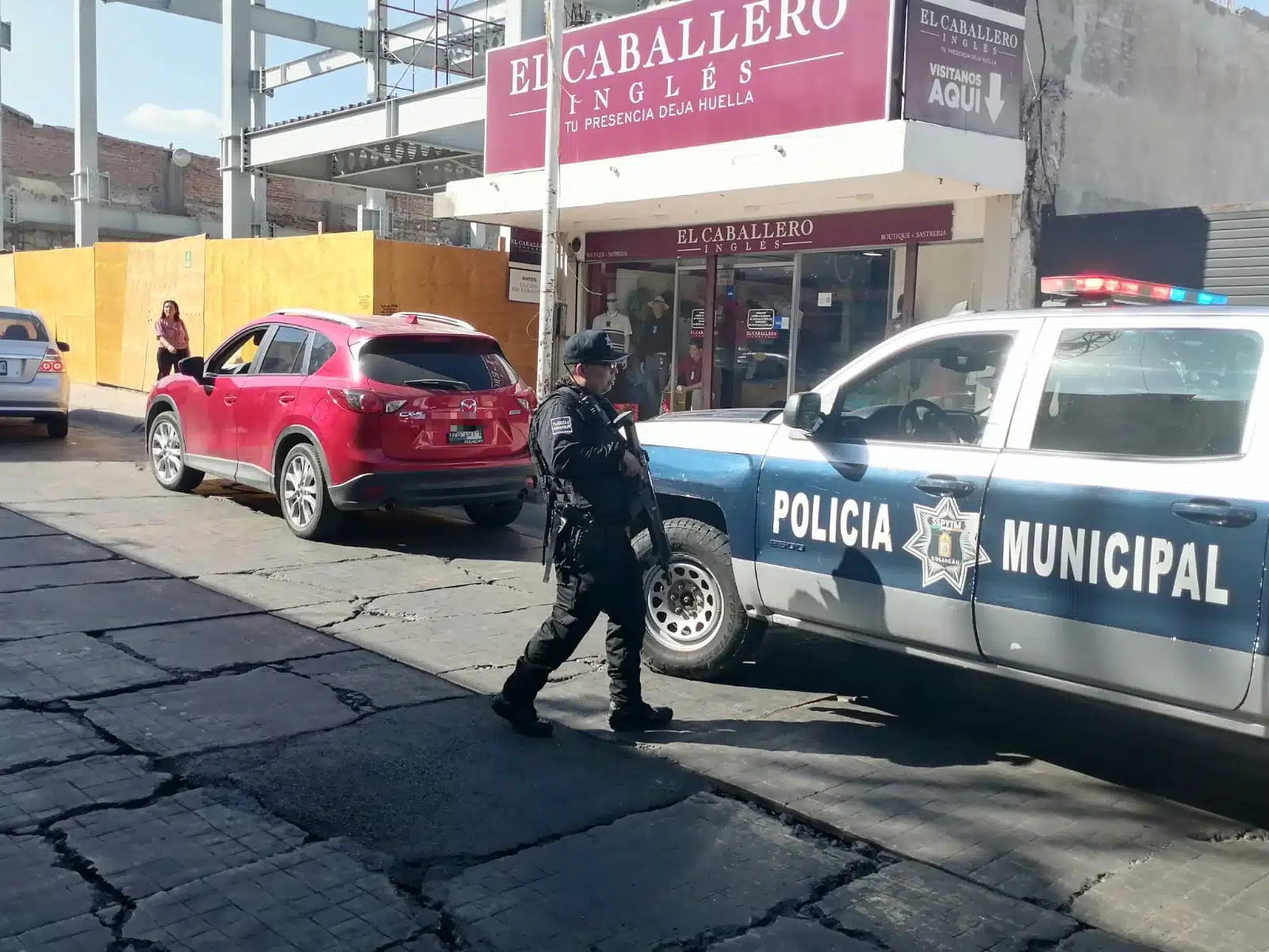 Policía Municipal de Culiacán asegura camioneta con reporte de robo