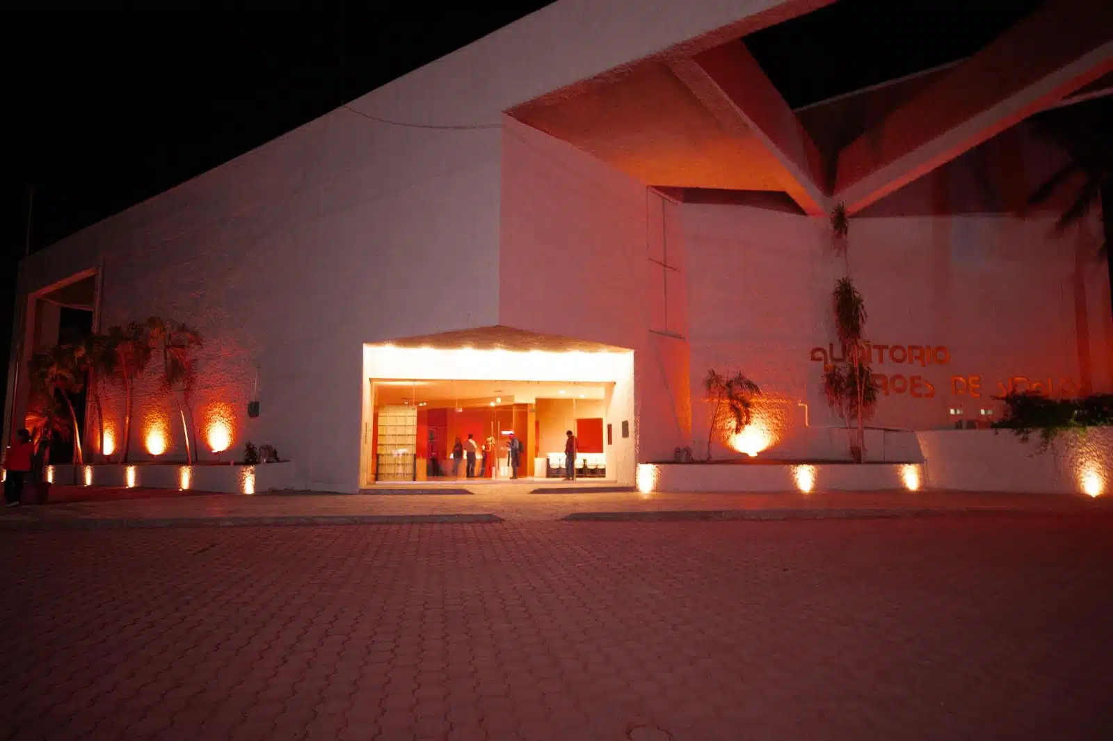 El auditorio Héroes de Sinaloa se iluminó de color naranja.