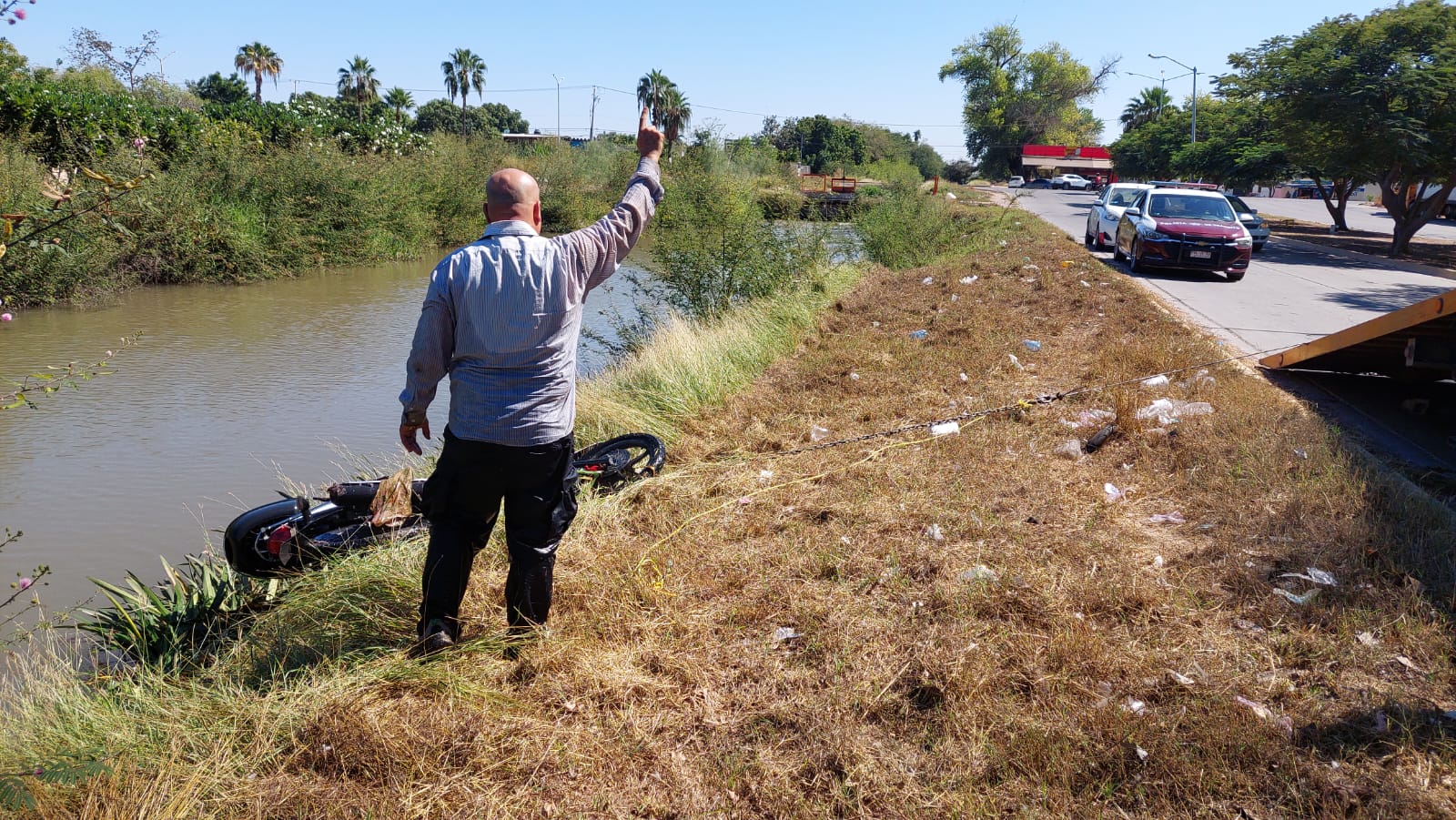 Accidente en Los Mochis: motociclista cae a canal