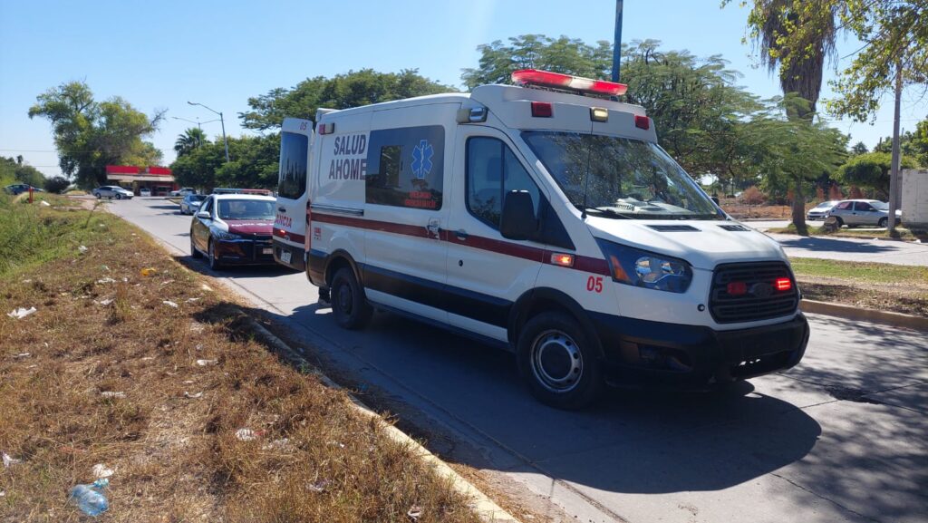 Ambulancia en zona de accidente tipo canalazo