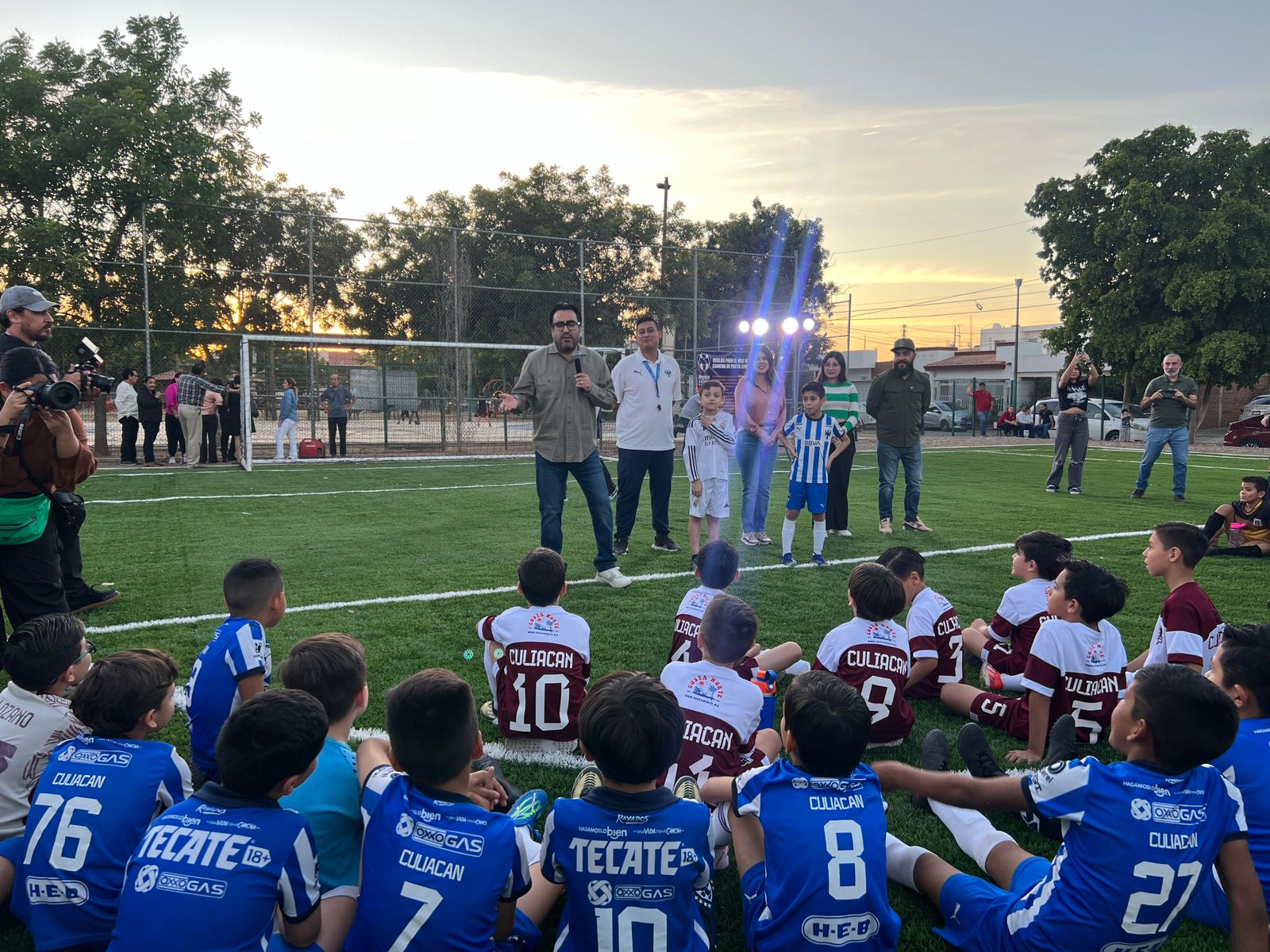 Alcalde Juan de Dios Gámez Mendívil inaugurando la cancha deportiva en la colonia Universidad 94.