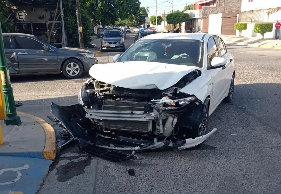 El percance se registró en el cruce de Santos Degollado y Gabriel Leyva Solano.