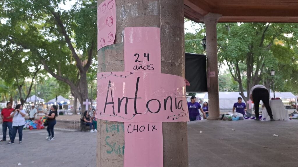 Altar de Día de Muertos a víctimas de feminicidio