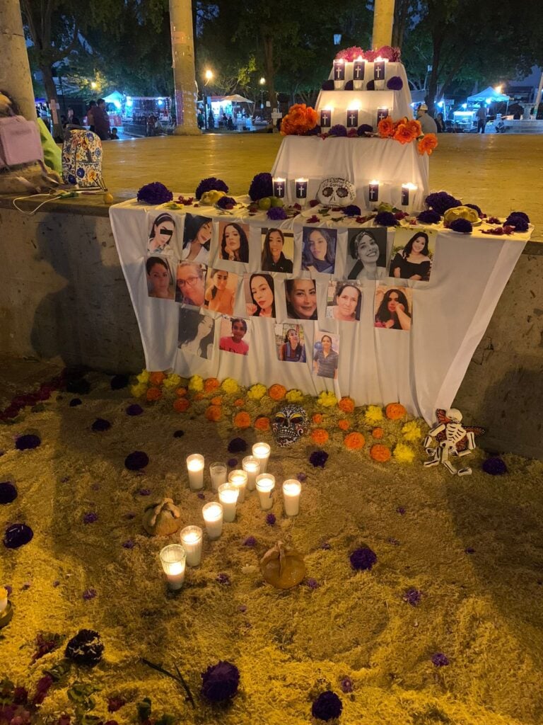 Altar de Día de Muertos a víctimas de feminicidio