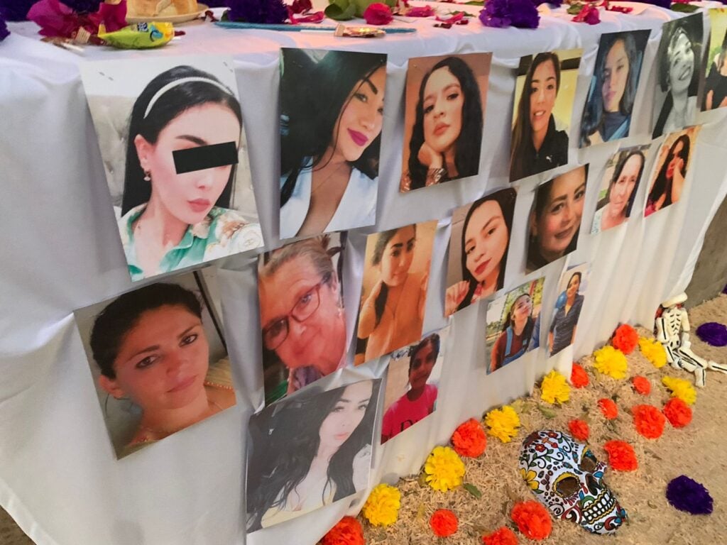 Altar de Día de Muertos a víctimas de feminicidio