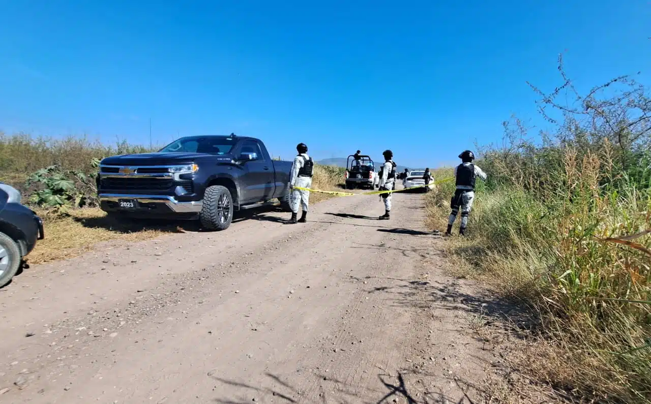 Elementos de la Guardia Nacional en terracería donde se encontró cuerpo asesinado