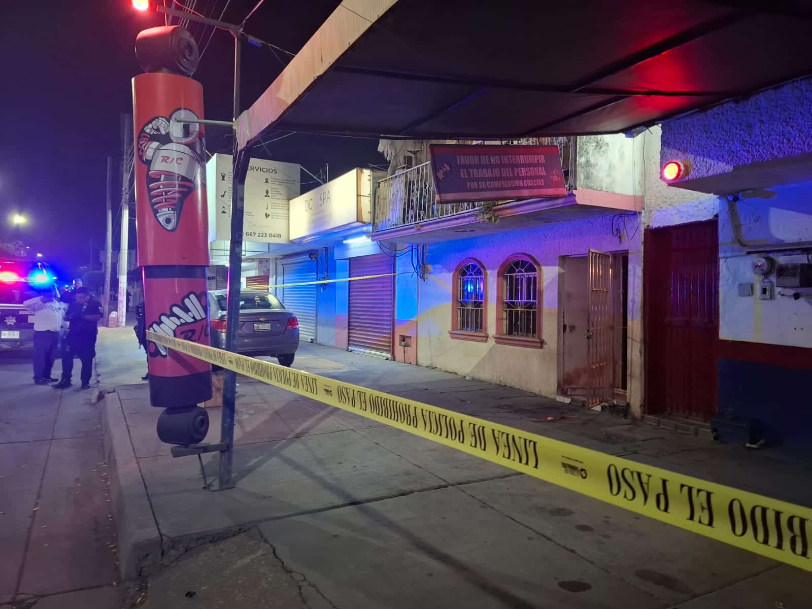 Cinta amarilla delimita zona donde se encuentra cuerpo de mujer sin vida