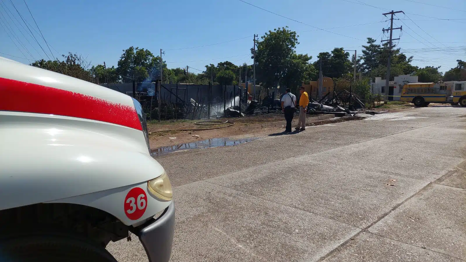 Bomberos de Los Mochis en incendio de casas de madera