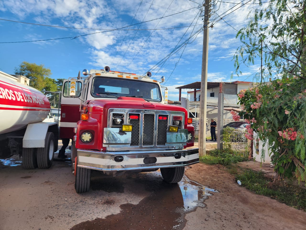 Bomberos de Los Mochis apagan incendio en una casa