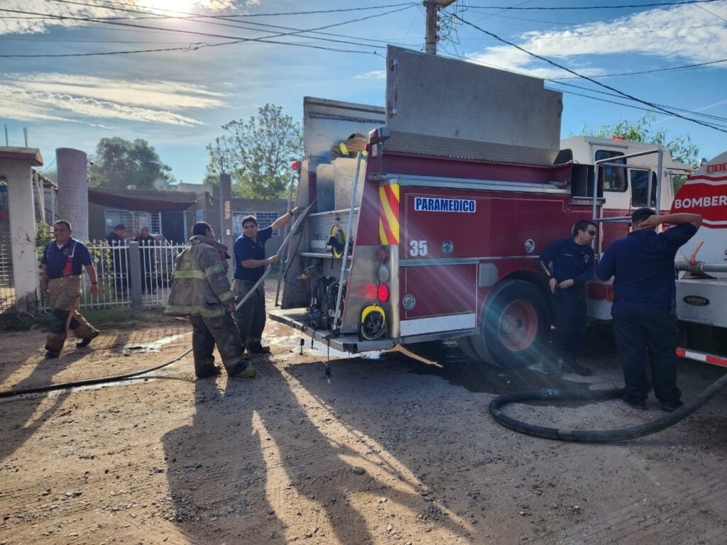 Bomberos de Los Mochis apagan incendio en una casa