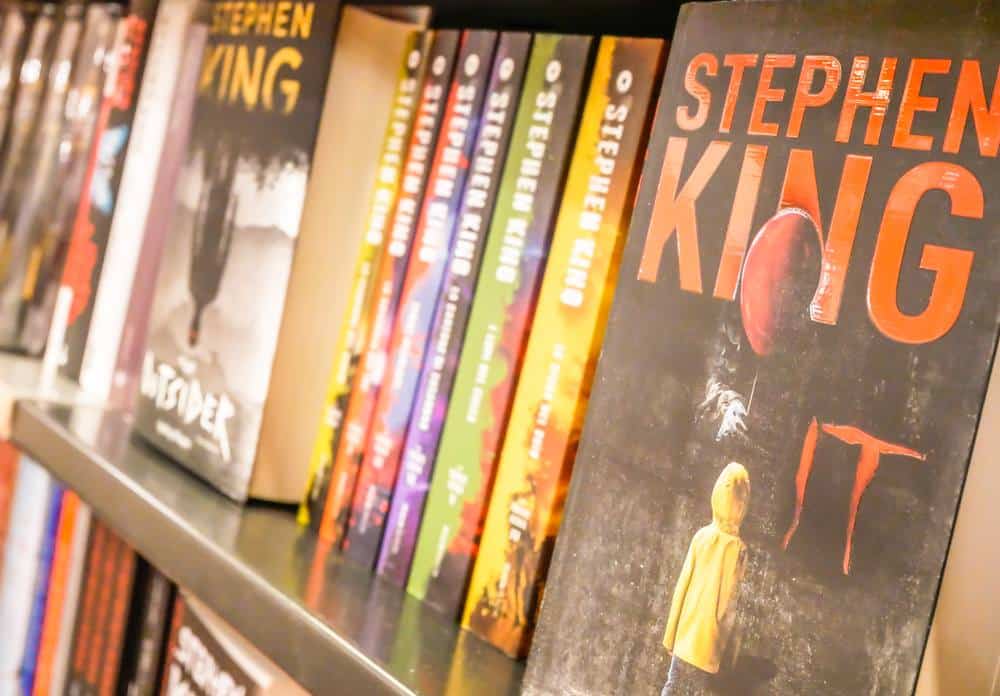 Libros de Stephen King sobre una estantería