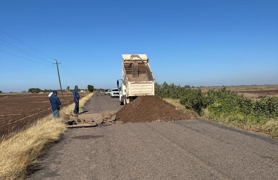 rehabilitación de carretera tras socavón en Guasave