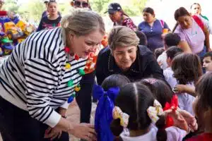 DIF entrega apoyos a niños de comunidades de Guasave por Navidad