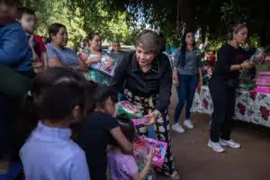 Cecilia Ramírez Montoya entregando regalos a niños