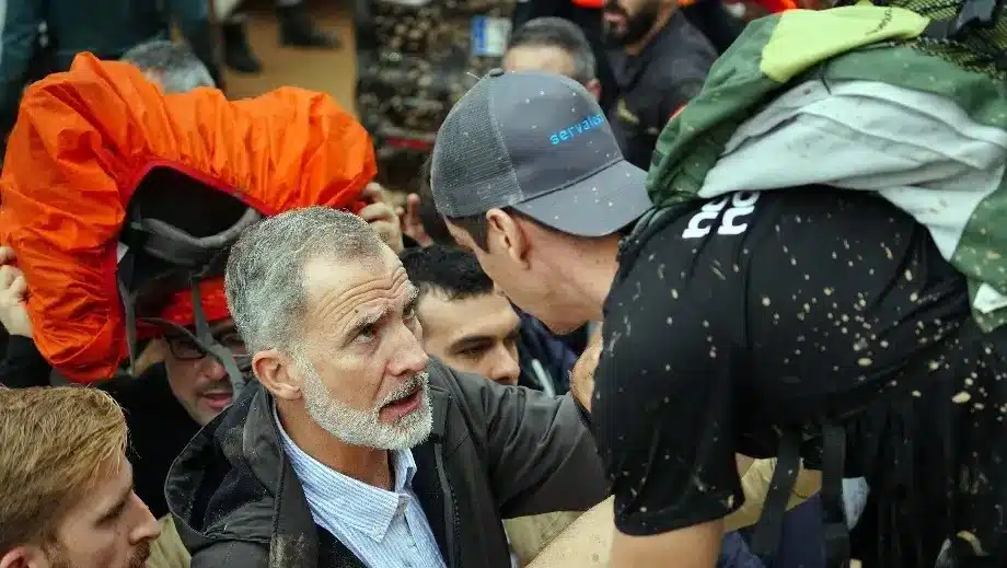 El rey Felipe VI escucha a una persona durante su visita a Paiporta