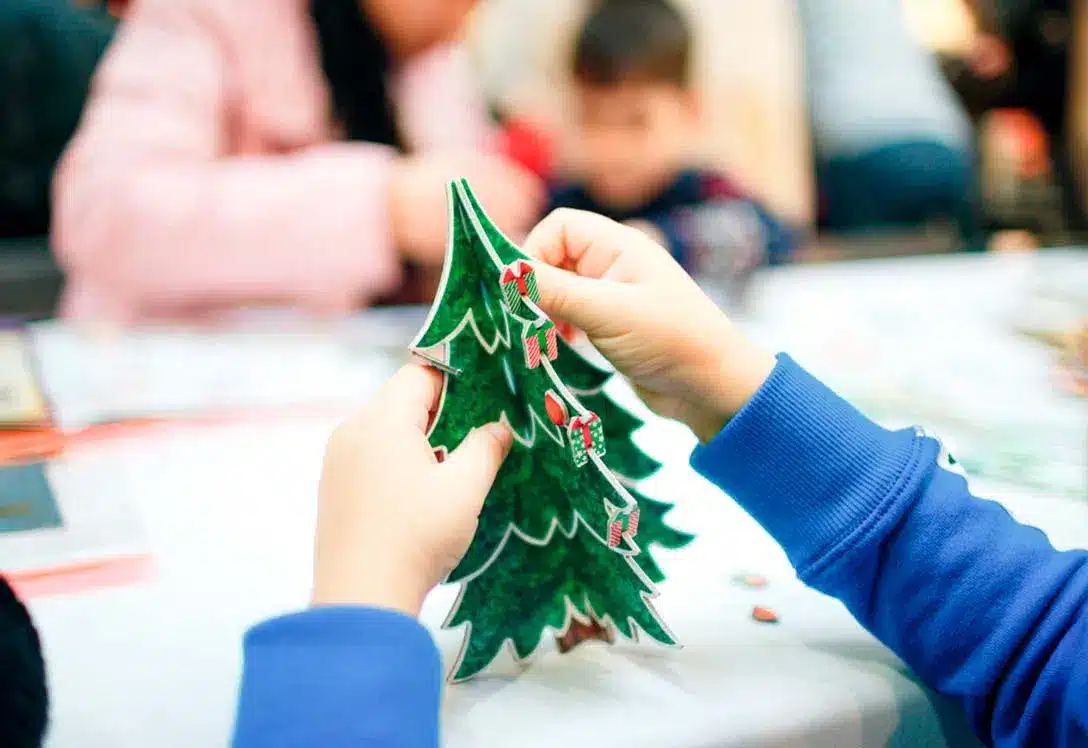 Niño con manualidades