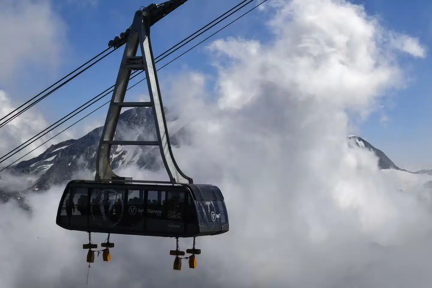 Una cabina de teleférico pasa sobre los Alpes franceses