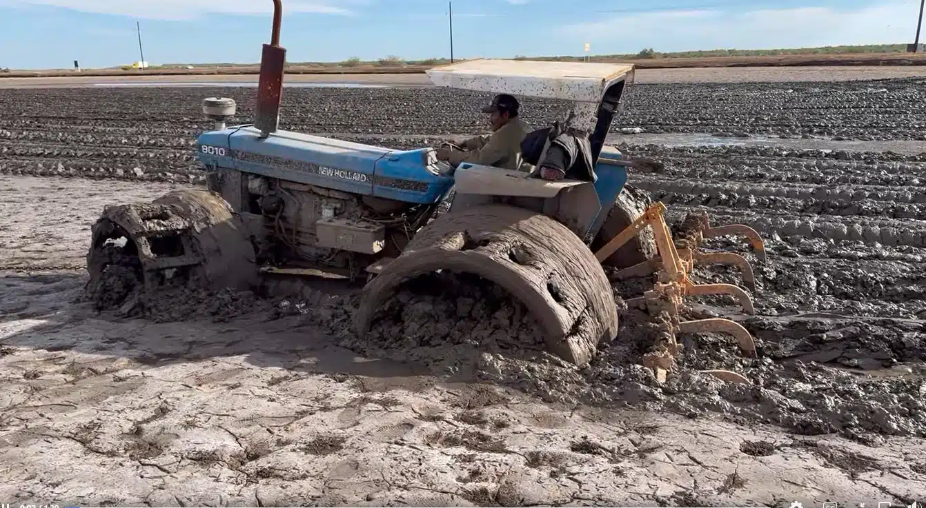 Tractor atorado en el lodo