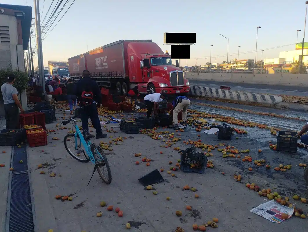 ACCIDENTE MAZATLÁN RAPIÑA CAÍDA DE JABAS DE TOMATE