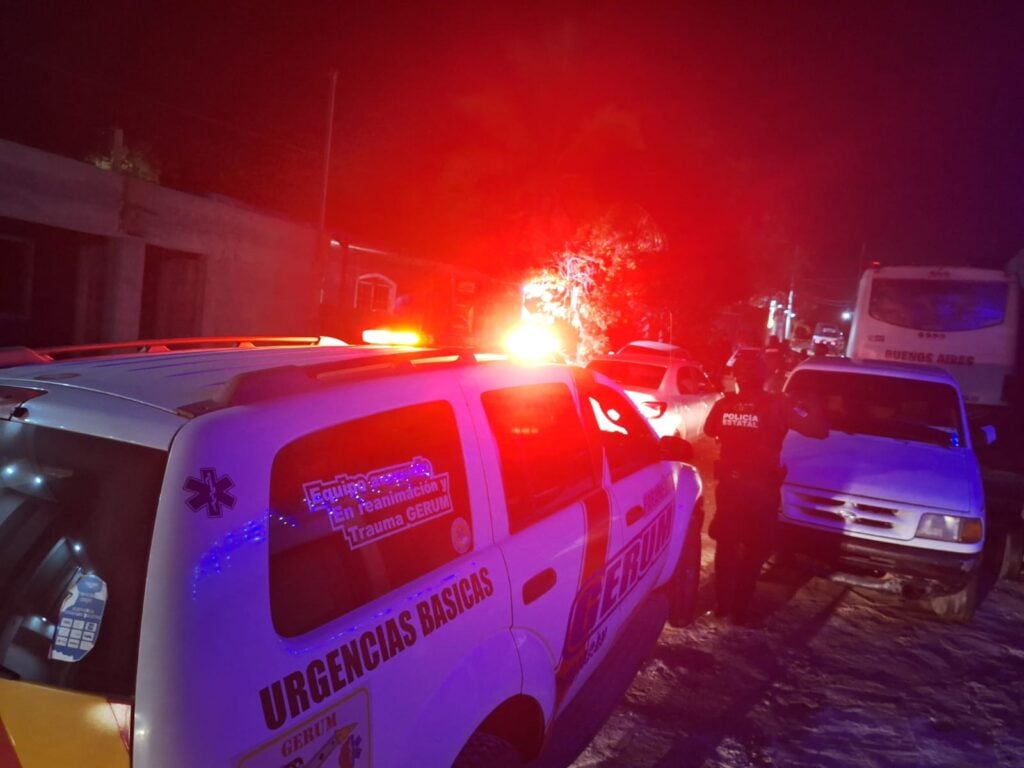 Policía y servicios de emergencia acuden al sitio donde una mujer fue asesinada a tiros