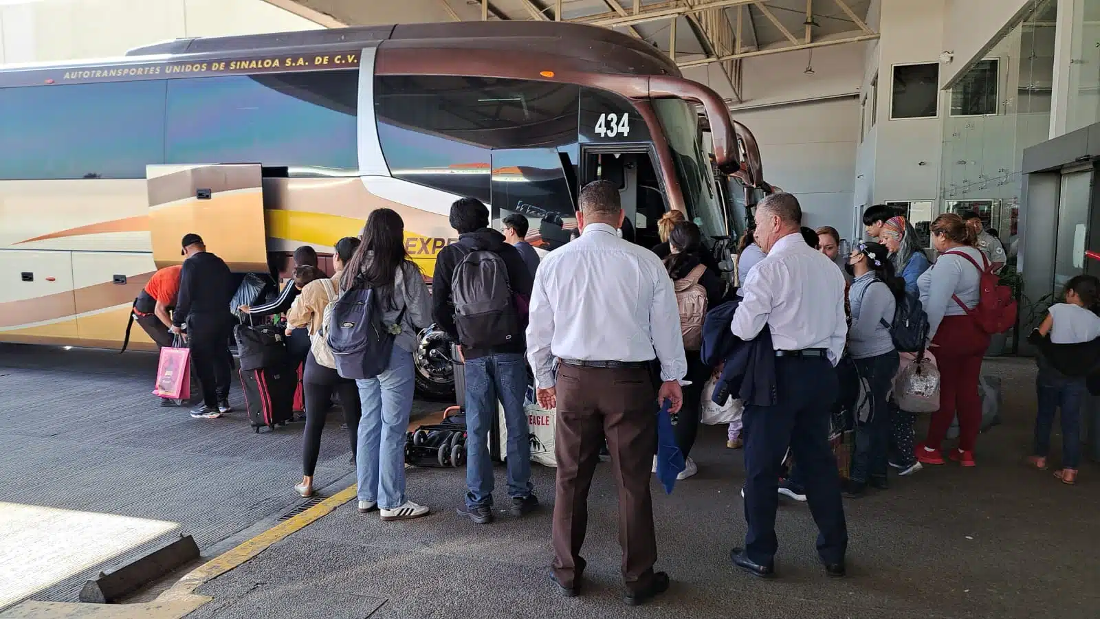 Pasajeros a punto de abordar unos de los camiones en la Central de Autobuses Unidos de Sinaloa en Mazatlán.