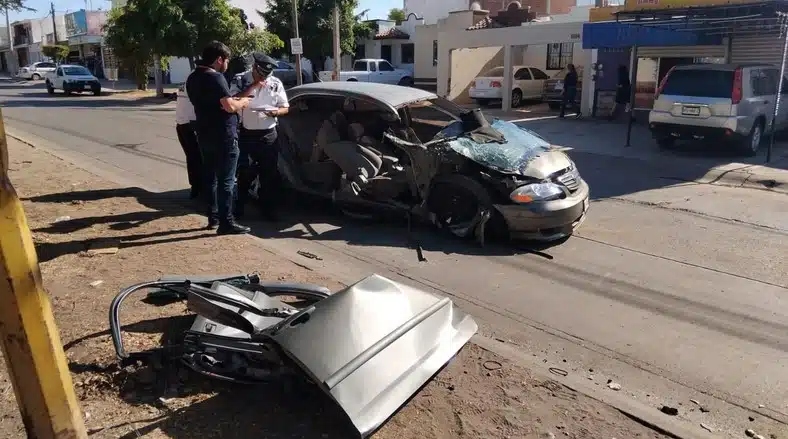 Fuerte accidente automovilístico deja a dos jóvenes heridos en el fraccionamiento Santa Fe, Culiacán