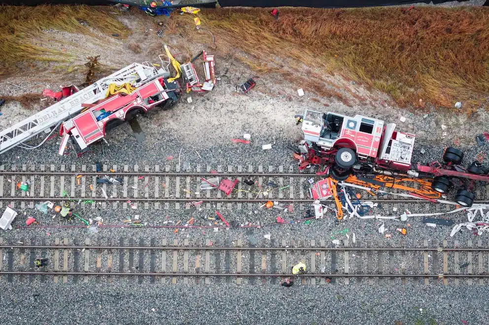 Tren de alta velocidad choca contra un vehículo de bomberos y deja varios heridos en Florida, EU