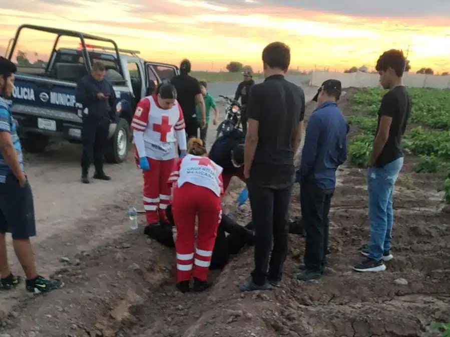 Paramédicos de Cruz Roja auxiliando al hombre que resultó lesionado.