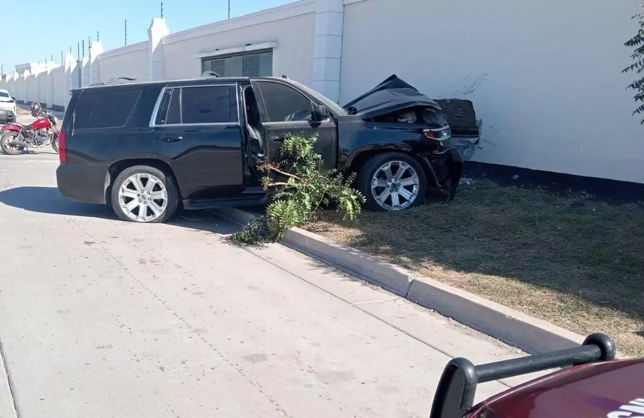 Camioneta estrellada contra la barda de un residencial en Los Mochis.