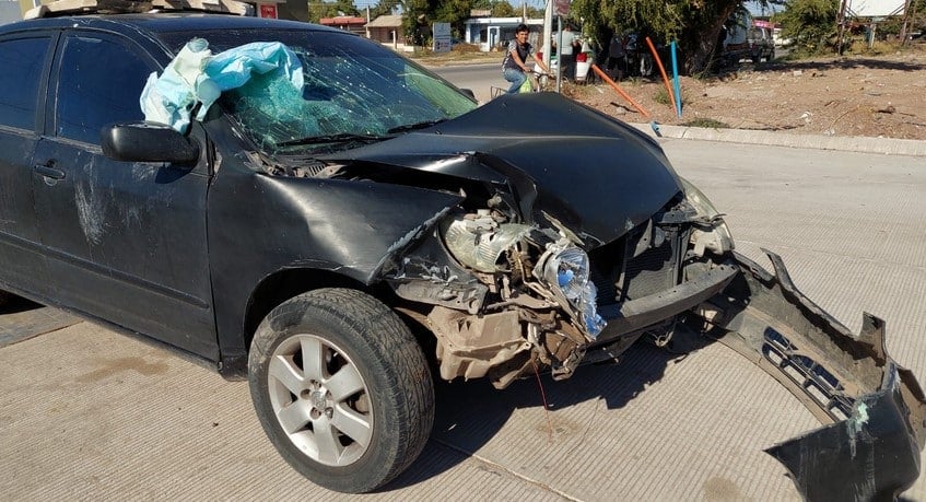 Automóvil queda en pérdida total tras chocar contra un vehículo refrigerado en Los Mochis