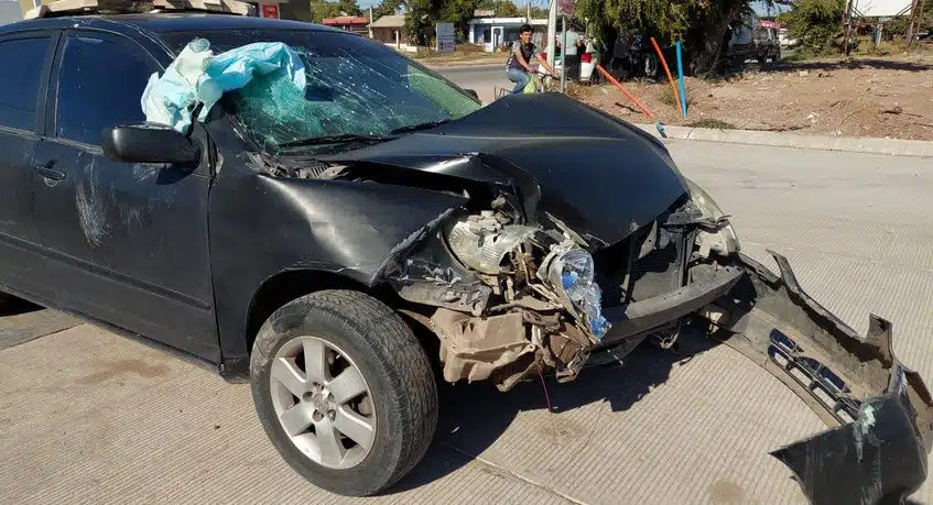 Automóvil queda en pérdida total tras chocar contra un vehículo refrigerado en Los Mochis