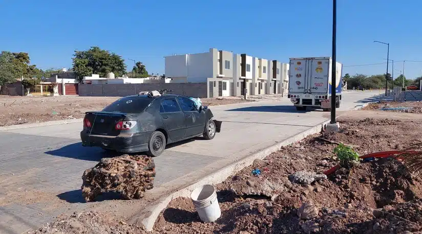 Automóvil queda en pérdida total tras chocar contra un vehículo refrigerado en Los Mochis