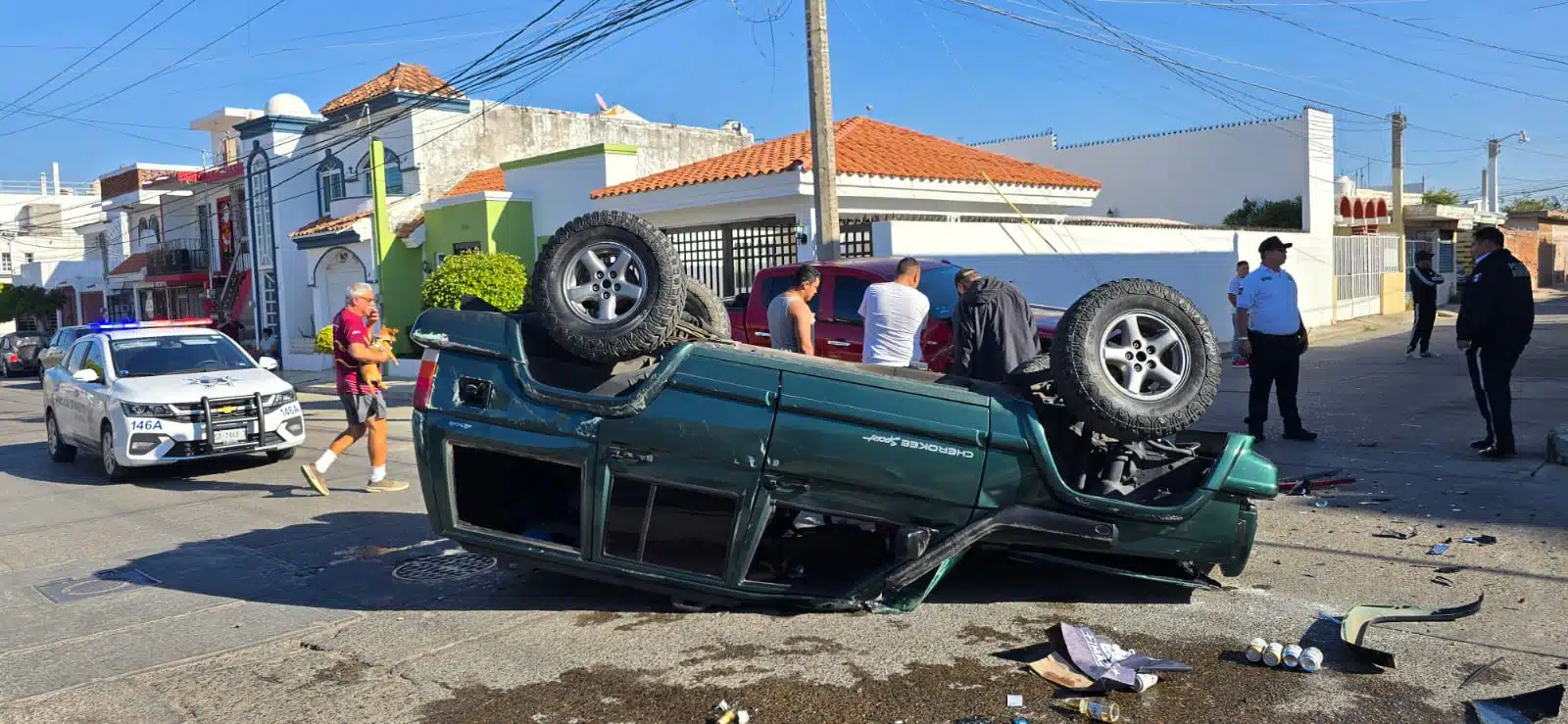 Camioneta volcada tras chocar.