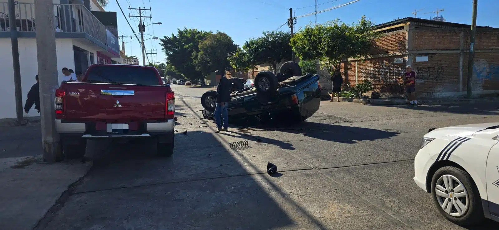 Camioneta volcada tras chocar.