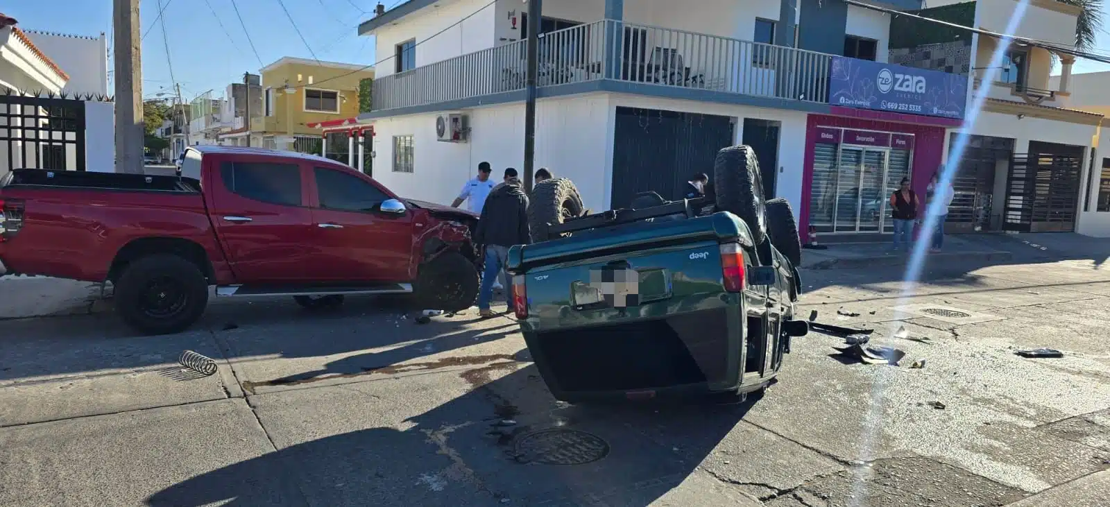 Camioneta volcada tras chocar.