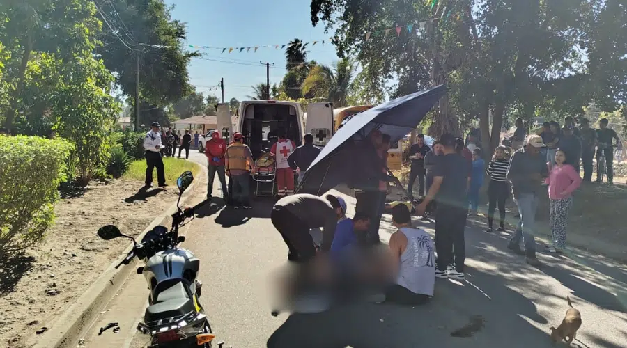 Un joven y un menor de edad se impactaron contra el costado izquierdo de un autobús al circular en una calle principal de Cubiri de El Amole