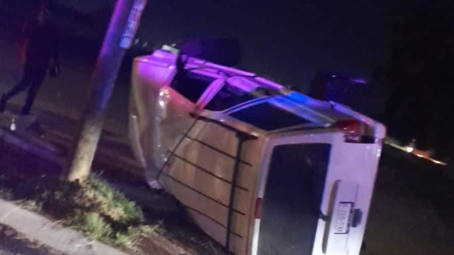La camioneta fue retirada por una grúa después de una volcadura y derribar un poste de luz