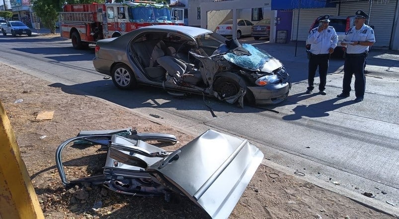 Fuerte accidente automovilístico deja a dos jóvenes heridos en el fraccionamiento Santa Fe, Culiacán