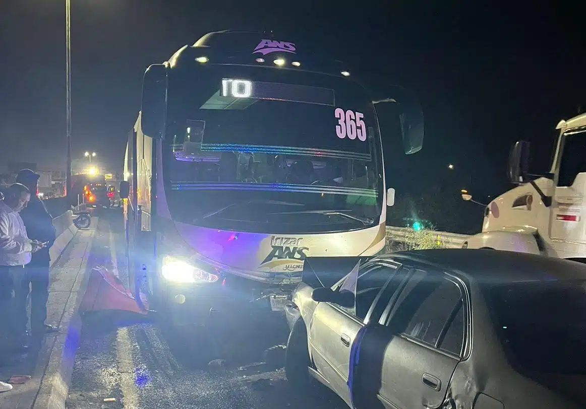 Choque entre un autobús y un vehículo en la carretera México 15