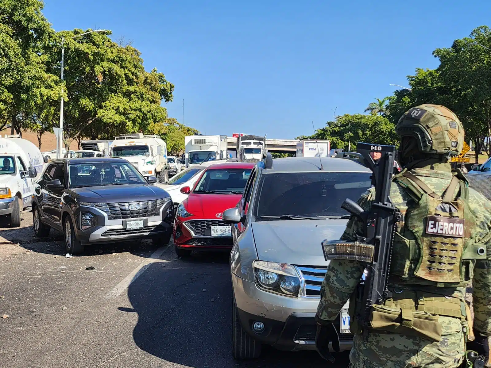 Accidente entre 8 vehículos deja daños materiales y caos vial en “La Costerita”