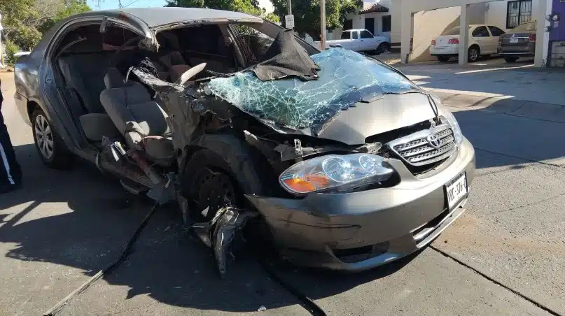 Fuerte accidente automovilístico deja a dos jóvenes heridos en el fraccionamiento Santa Fe, Culiacán